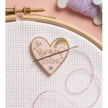 Needle minder - Caterpillar Cross stitch ( coeur )